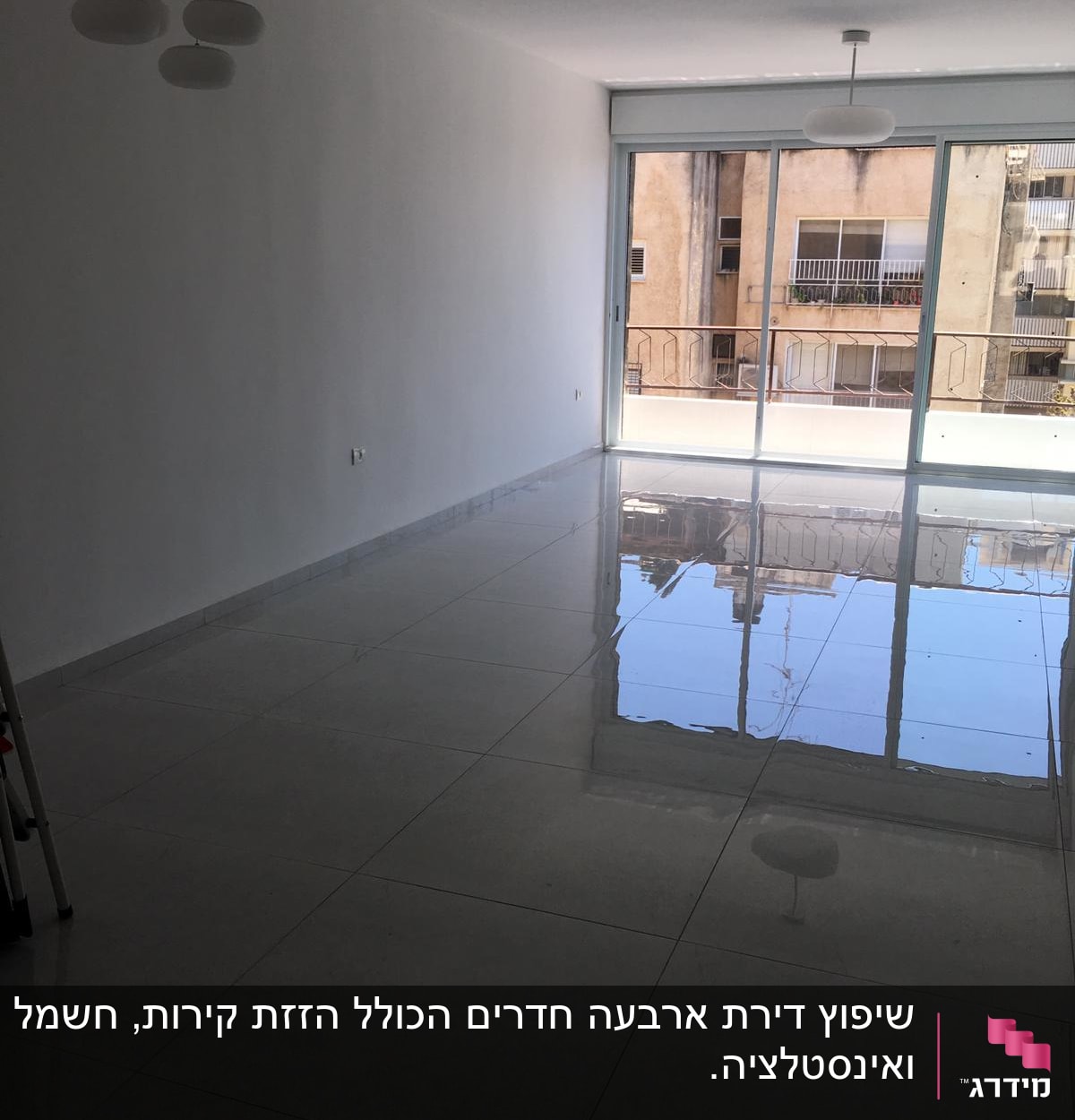 חדר עם רצפת אריחים מבריקה ותאורה חדשה